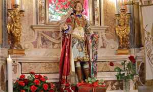 Sant&rsquo;Efisio, verso nuove regole: meno fermate, niente selfie e divieto assoluto di toccare il santo