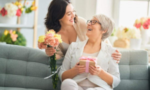Festa della Mamma 2025, storia e curiosit&agrave; sulla celebrazione