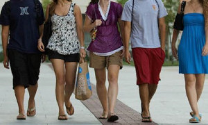 Arriva il caldo e torna la stretta delle scuole sul dress code