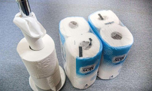 Addio porcellane, viva la carta igienica: la lista nozze si fa al supermercato