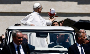 Papa Leone XIV ha preso al volo un pupazzo con le sue sembianze lanciato dalla folla