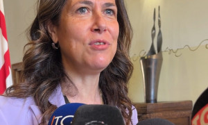 Alessandra Todde resiste alle pressioni: &quot;Dimissioni? Assurdo. Continueremo a governare&quot;