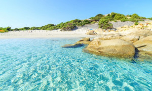 Villasimius dice stop alle sigarette in spiaggia: al via il divieto su tutto il litorale