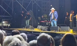 Al Bano interrompe il concerto a Carbonia per soccorrere una donna, poi la battuta che divide il web