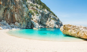 Vacanze estive, boom nelle spiagge: Sardegna regina d'Italia