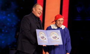 Gerry Scotti premiato al Moige 2025: il conduttore lascia &quot;Tu S&igrave; Que Vales&rdquo;, ecco perch&egrave;