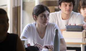 Maturit&agrave; 2025: la maglietta bianca diventa il portafortuna ufficiale degli orali