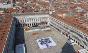 Greenpeace e attivisti in protesta a Venezia contro il matrimonio di Jeff Bezos