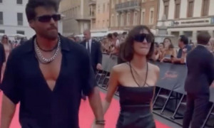 Can Yaman ufficializza la relazione con Sara Bluma: bacio sul red carpet a Rimini