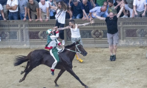 Palio di Siena: trionfa l&rsquo;Oca con Tittia e l&rsquo;esordiente Diodoro. Undicesima vittoria per il sardo