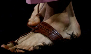 Prada sotto accusa: avrebbe copiato i sandali tradizionali indiani