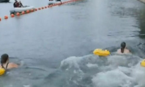 Parigi, dopo oltre un secolo si torna a nuotare nella Senna: aperta la stagione balneare 2025