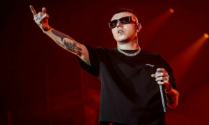 Lazza a San Siro, il rapper chiama sul palco la mamma e le regala una Birkin
