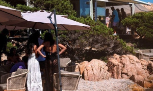 Lusso estremo alla Maddalena: al ristorante &ldquo;La Scogliera&rdquo; 30mila euro per una sedia nel priv&eacute;