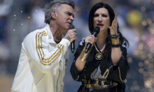 Laura Pausini e Robbie Williams insieme per &ldquo;Desire&rdquo;: debutto mondiale allo stadio di New York