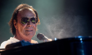 Venditti invita sul palco la ragazza disabile che aveva insultato per errore