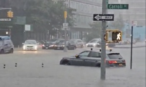 Alluvione a New York: metro sott&rsquo;acqua, strade allagate e voli in ritardo