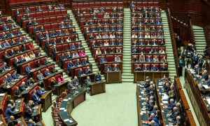 La proposta di Fratelli D'Italia: 1.000 euro in pi&ugrave; per i deputati