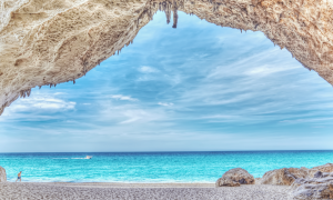 La Sardegna è tra le mete preferite dagli europei e dagli italiani per le vacanze d&rsquo;agosto 2025