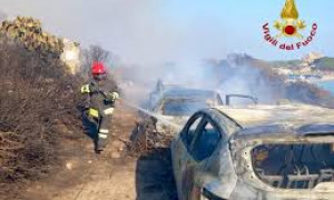 Inferno a Punta Molentis: il paradiso di Villasimius in fiamme, centinaia evacuati via mare