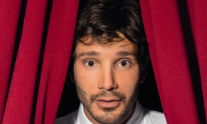 &Egrave; un &lsquo;quasi-one man show&rsquo; di Stefano De Martino e Riccardo Cassini a Cagliari