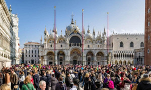 Venezia, i commercianti di Piazza San Marco: &quot;Una tassa di 100 euro per i turisti mordi e fuggi&quot;