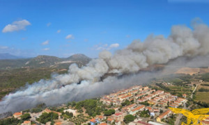 Sardegna in fiamme: 42 incendi in un solo giorno, l&rsquo;isola travolta da un&rsquo;emergenza senza precedenti