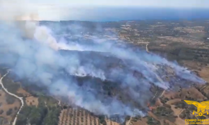 Incendio a Orosei: evacuazioni a Cala Liberotto