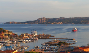 Palau, stop a torso nudo, accattonaggio molesto e biancheria in visita