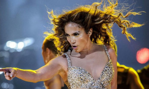 Jennifer Lopez, regina del palco anche con un incidente di stile