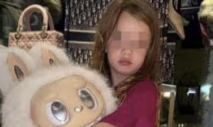 Bel&eacute;n Rodriguez in vacanza in Sardegna: shopping di lusso con Luna Mar&igrave; e un Labubu da 500 euro