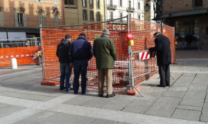 Verona, un tariffario per gli &quot;umarell&quot;: l'iniziativa goliardica di un'impresa edile