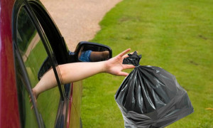 Lotta dura contro chi getta rifiuti dall&rsquo;auto: multe fino a 18mila euro e arresto