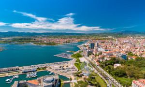 Olbia, ordinanze di Ferragosto: stop a vetro, lattine e fuochi in spiaggia, musica fino alle 5
