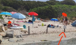 Punta Molentis, dopo l&rsquo;incendio arrivano i maleducati: ombrelloni e asciugamani sulle dune protette