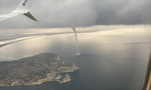 Tromba marina al Poetto: lo spettacolo della natura preannuncia nuove piogge