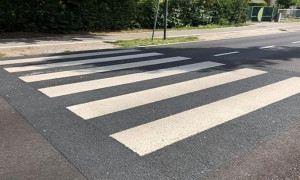 Orbetello, padre multato mentre aspetta a piedi la figlia sulle strisce: scoppia la polemica