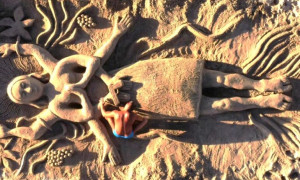 Un altorilievo a Platamona ricorda Cinzia Pinna: l&rsquo;omaggio di Nicola Urru contro i femminicidi