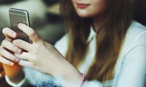 Baby influencer, al via la stretta del Parlamento: stop agli account per under 14/15