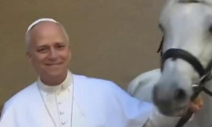 Il Papa ha ricevuto in dono un cavallo bianco
