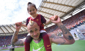 Fiocco azzurro per Radja Nainggolan: l'ex rossobl&ugrave; pap&agrave; per la quinta volta