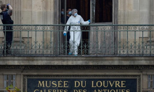 Assalto al Louvre: la &quot;scena del crimine&quot; diventa nuova attrazione turistica