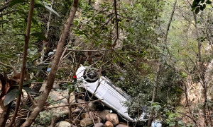 Auto con 5 giovani cade da ponte, muore un ragazzo. Il vigile del fuoco che lo soccorre &egrave; il padre