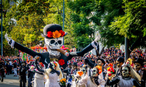 Prima del D&igrave;a de los Muertos: la mega sfilata di Catrina accende Citt&agrave; del Messico