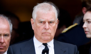 Re Carlo priva il principe Andrea di ogni titolo e lo sfratta dal Castello