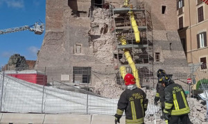 Roma, crolla una parte della Torre dei Conti: un operaio ancora le macerie