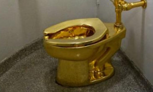L'arte che fa rumore: il water d'oro di Maurizio Cattelan torna all'asta