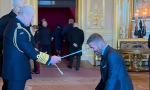David Beckham diventa &quot;sir&quot;: la cerimonia con re Carlo a Windsor
