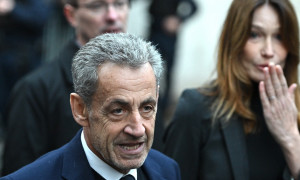 Nicolas Sarkozy detenuto a La Sant&eacute;: vive nel terrore e mangia solo yogurt