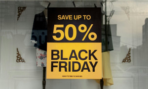 Black Friday, la caccia all'affare: l'82% degli italiani a caccia di sconti.